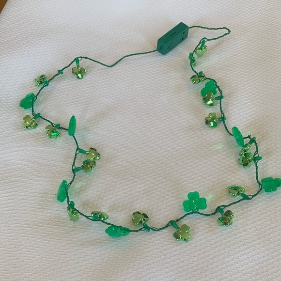 Green Shamrock Light Up St. Patrick’s Day Necklace - Picture 1 of 2